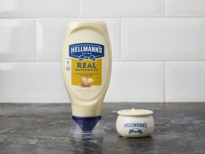 Hellmann 的品牌包裝設計，藍絲帶標志，手繪字體